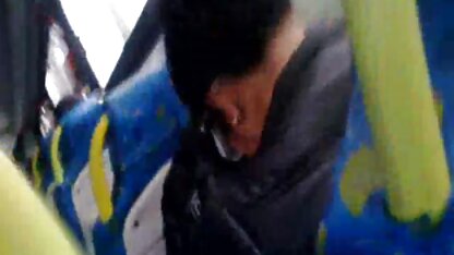 Junge Schlampe küsst einen Freund während eines heißen fick geilereifeweiber