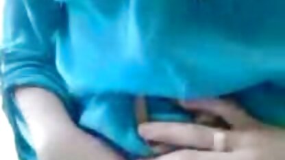 Junge Brünette mit kleinen reife nackte omas Titten Titten mit einem Freund auf webcam
